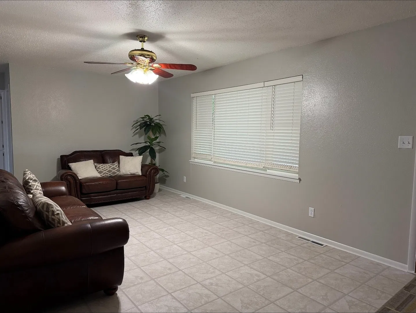 4 bed, $1,650 — Photo 2