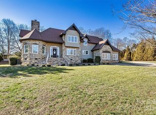 1015 8th Street Ln NW, Hickory, NC 28601