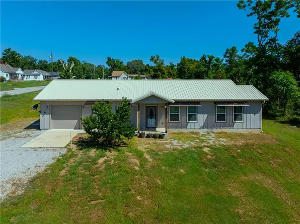 1115 S Cedar St, Nevada, MO 64772