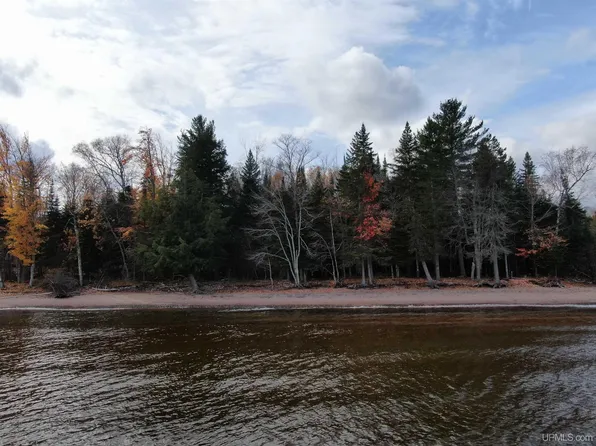 300 Eagles Nest Rd, Marquette, MI 49855