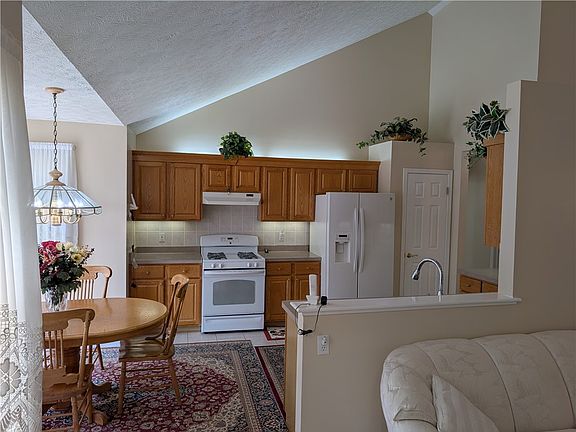 5th image of 55 Barclay Ct