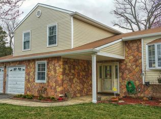 8 Bugle Ct, Howell, NJ 07731