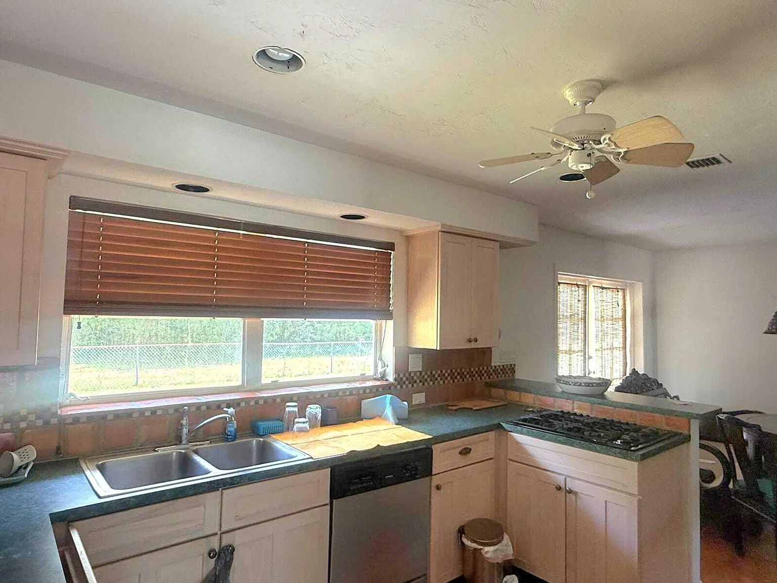 3 bed, 1.0 bath, 1484 sqft, $3,900 — Photo 4