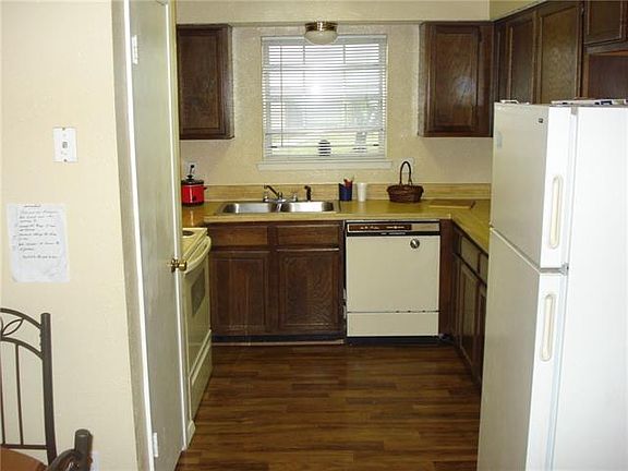 3rd image of 17 E Mountain Creek Ct