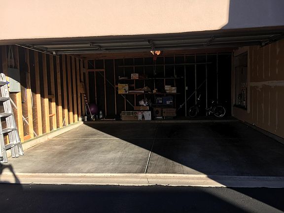 Attached side garage (2 cars)