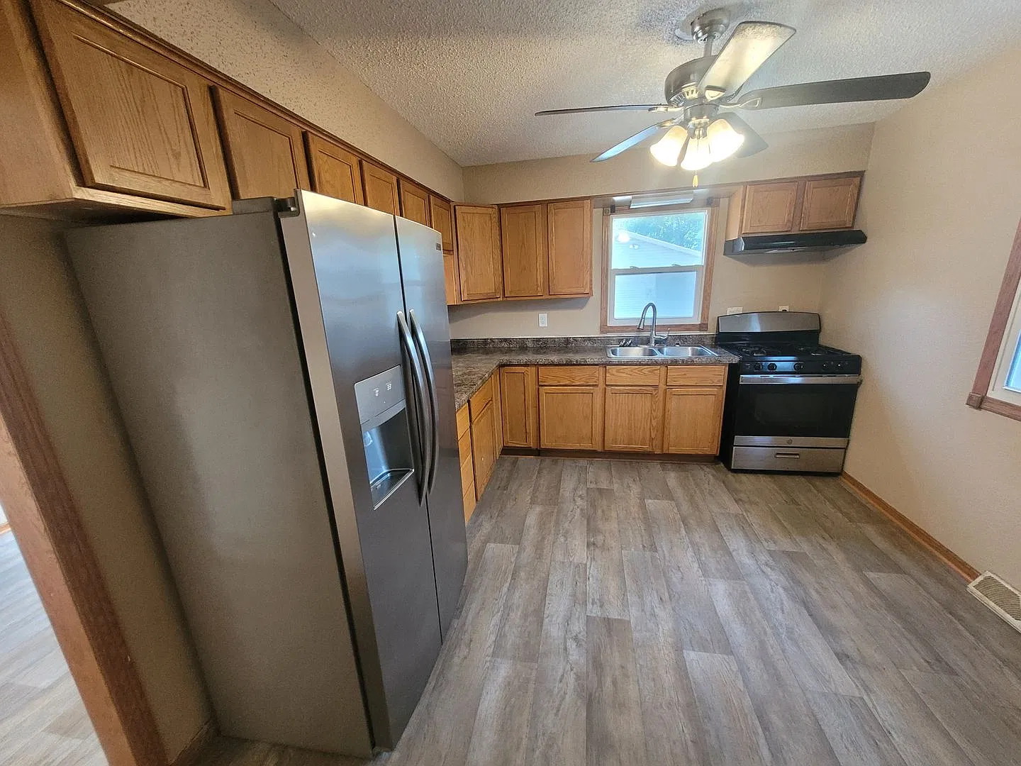 3 Bedroom Home with Garage! — Photo 3