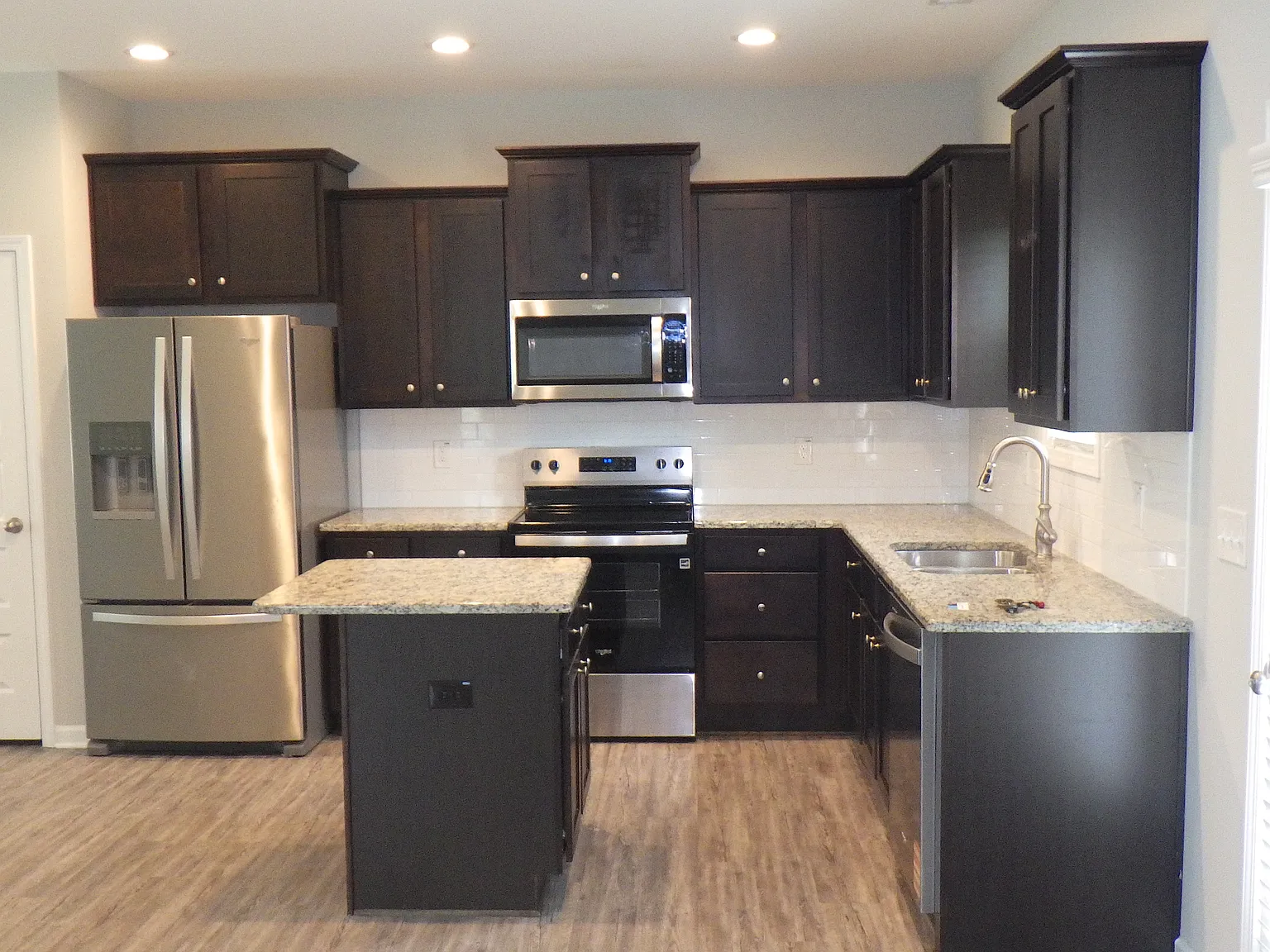 3 bed, 2.5 bath, 1410 sqft, $1,900 — Photo 3