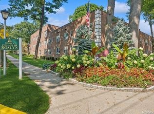 21 Edwards St APT 2C, Roslyn Heights, NY 11577