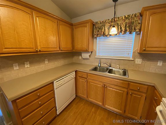 4th image of 1427 W Evergreen Ln