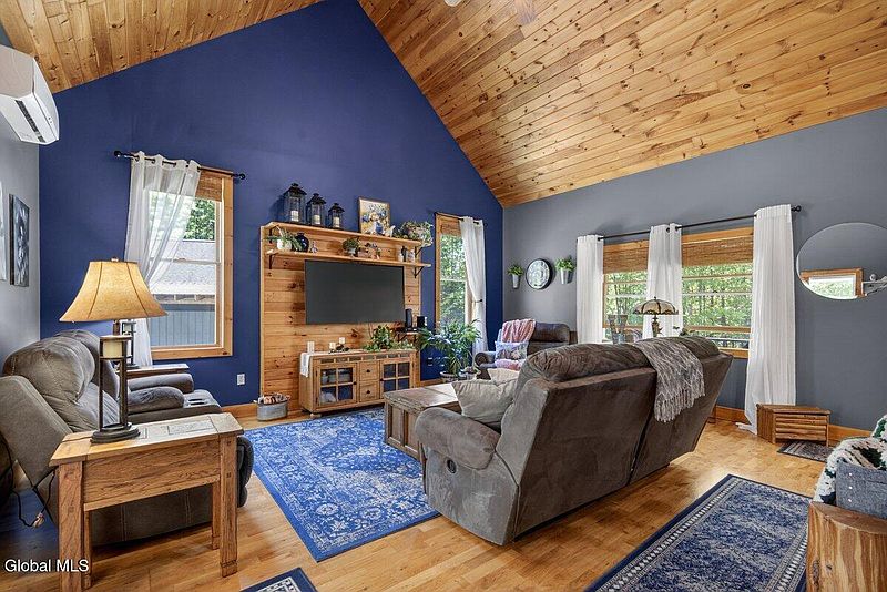 5th image of 8 Hemlock Drive