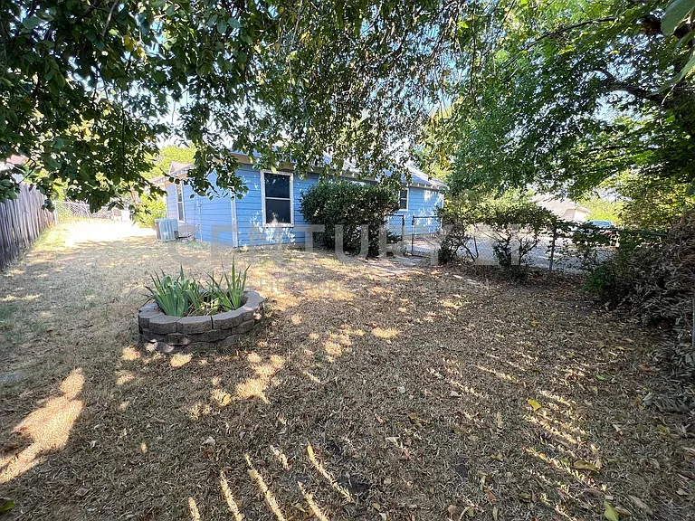403 W Oak St — Photo 16
