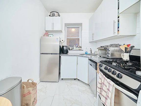 5th image of 243 E 18th St APT 20