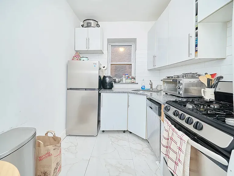 243 E 18th St #20 — Photo 5