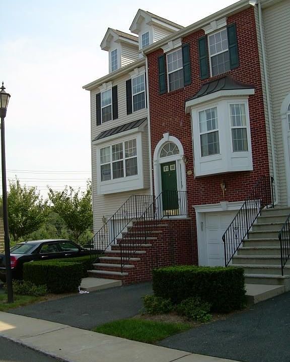 1st image of 210 Chesire Ct