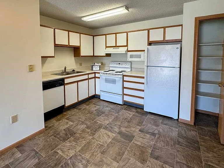 Highland View Apartments — Photo 136