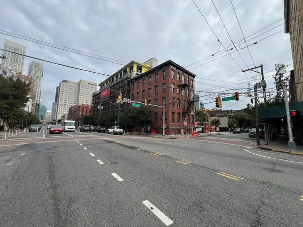 143 Christopher Columbus Drive image 13 of 15