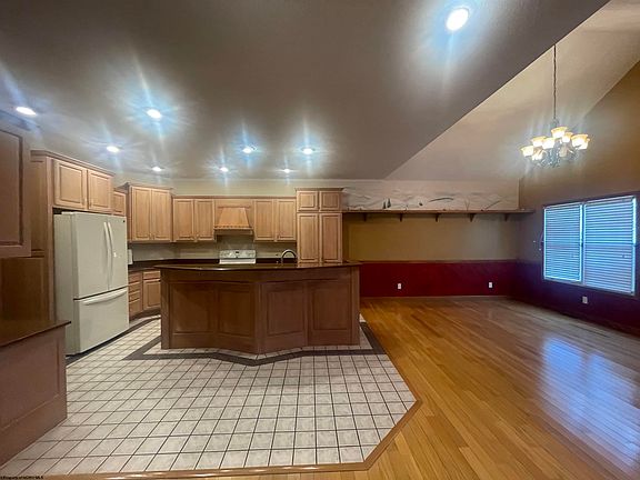 5th image of 10 Jarrett Dr