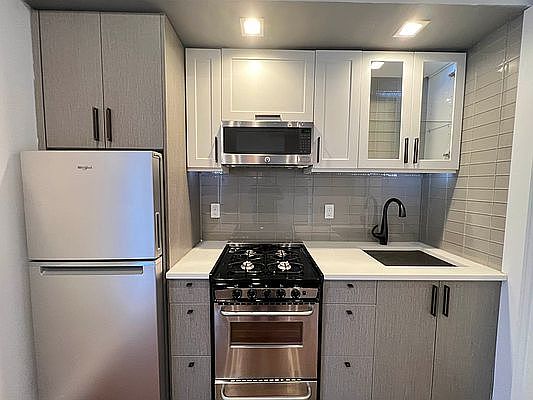 2nd image of 537 Park Pl #3G