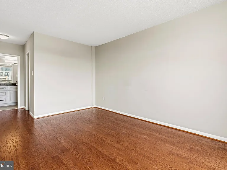 400 Madison St #310 — Photo 18