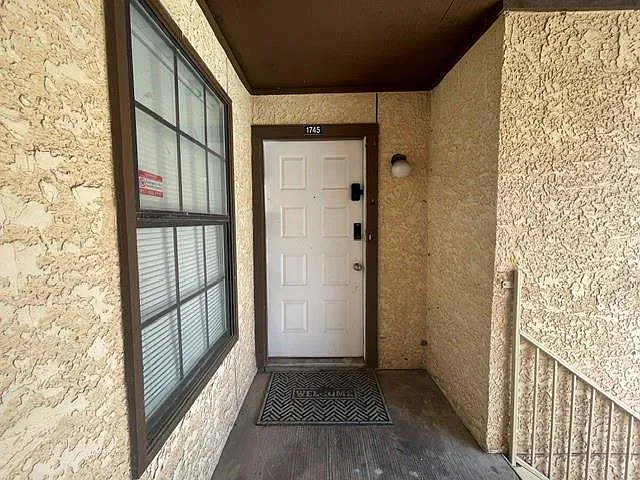 2 bed, 1.0 bath, 696 sqft, $1,200 — Photo 1