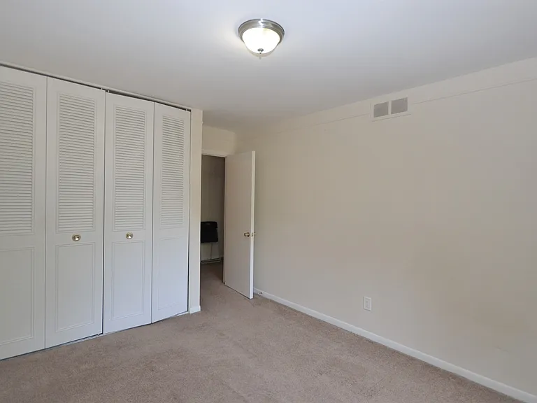 559 Fox Hills Dr N — Photo 4