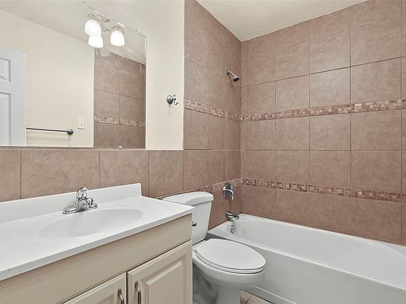 5th image of 2614 Rosewood Dr