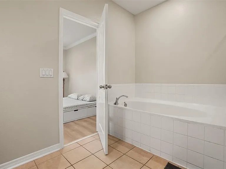 561 Telfair Square Ct — Photo 14