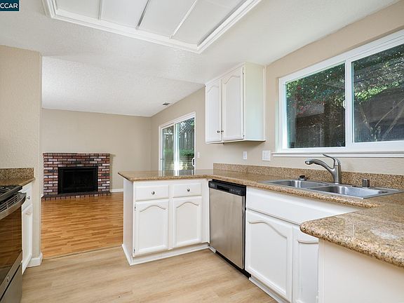 5th image of 120 Persimmon Dr