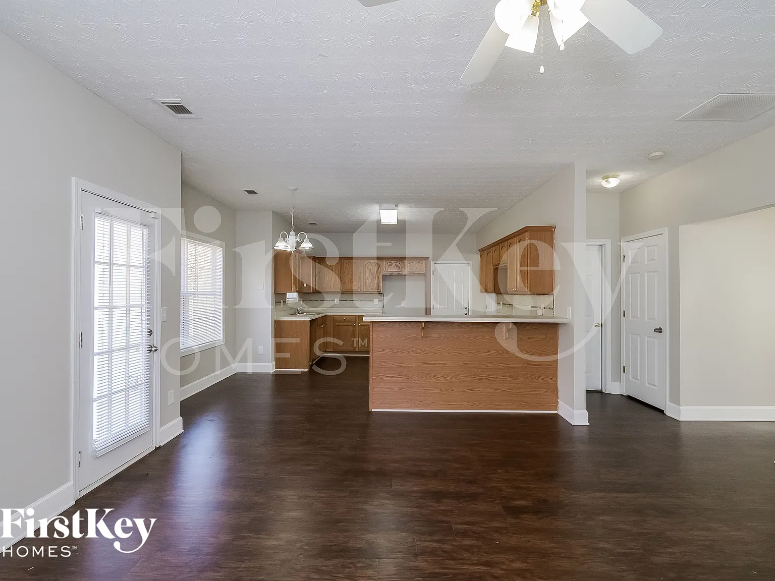 4 bed, 2.5 bath, 2516 sqft, $2,595 — Photo 3