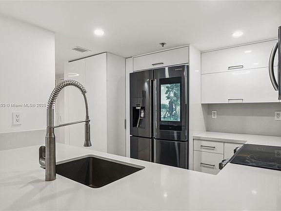 3rd image of 540 Brickell Key Dr APT 823