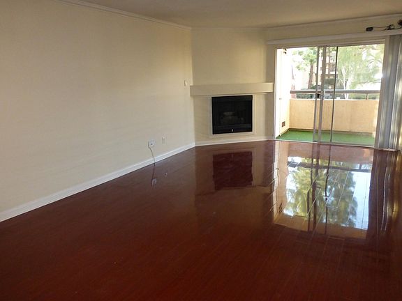 3rd image of 5530 Owensmouth Ave APT 130