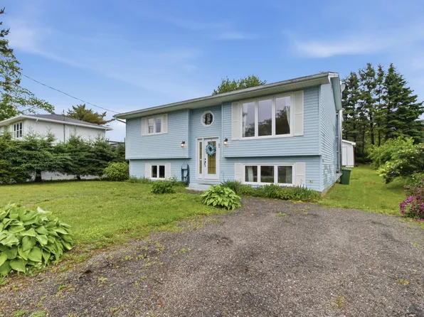 83 Eisener St, Halifax, NS B3T 1E4