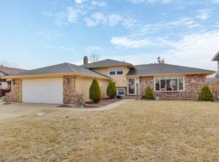 8332 Mending Wall Dr, Woodridge, IL 60517