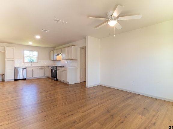 3rd image of 722 S Palmer Ave