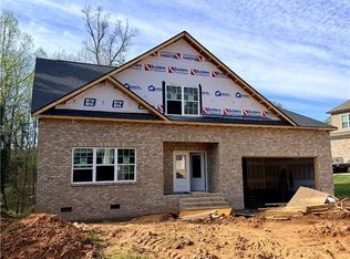 4642 Pebble Lake Dr, Pfafftown, NC 27040