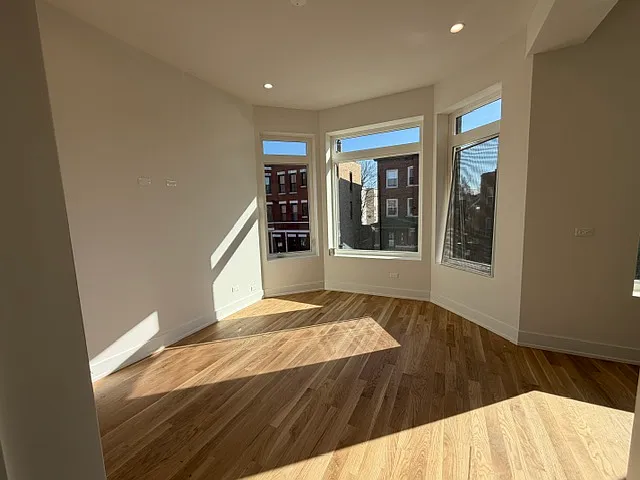 2114 W Augusta Blvd #2