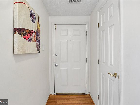 5th image of 11 Teaneck Ct
