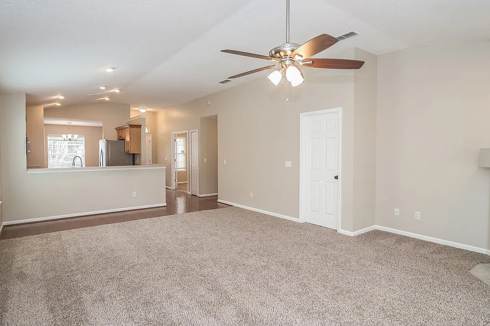 4 bed, 2.0 bath, 1641 sqft, $2,415 — Photo 3