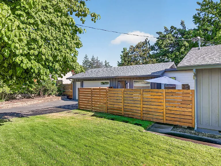 1079 Bellview Ave — Photo 3
