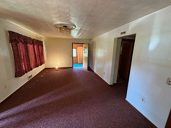 4th image of 328 Mountain Dr