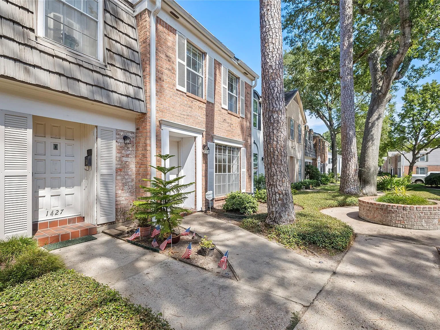2 bed, 1.5 bath, 1024 sqft, $1,300 — Photo 2