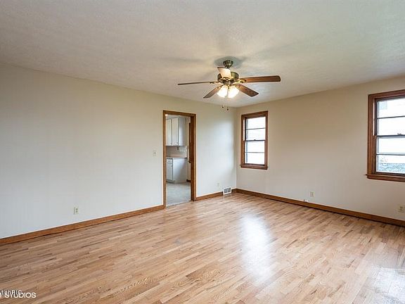 2nd image of 508 E Prairie Ronde St