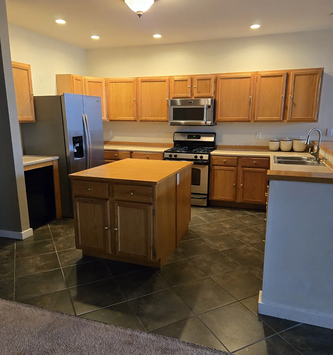 1 bed, 1400 sqft, $1,200 — Photo 3