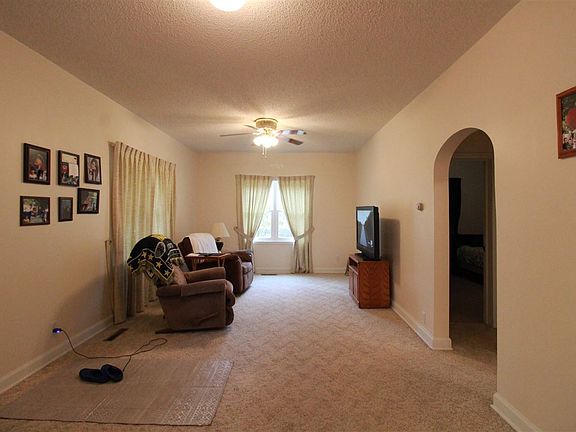 2nd image of 801 N Broadway Ave
