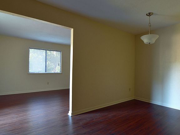 3rd image of 406 Glenview Dr