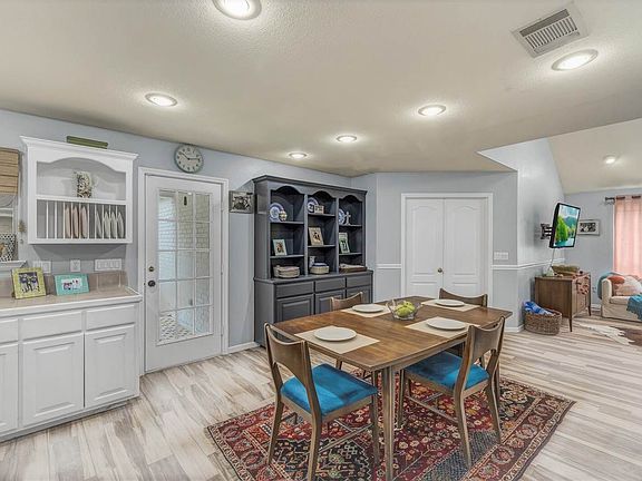 4th image of 406 Meadowlakes Dr