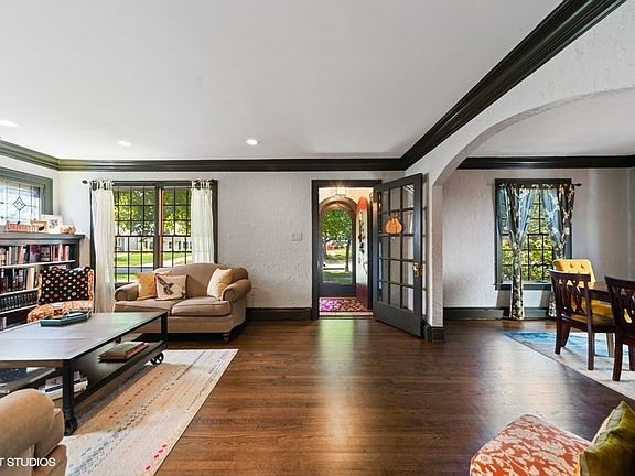 2nd image of 519 S Michigan Ave