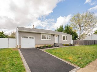 19 Doe Ln, Commack, NY 11725
