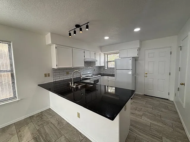 2 bed, 900 sqft, $1,750 — Photo 2