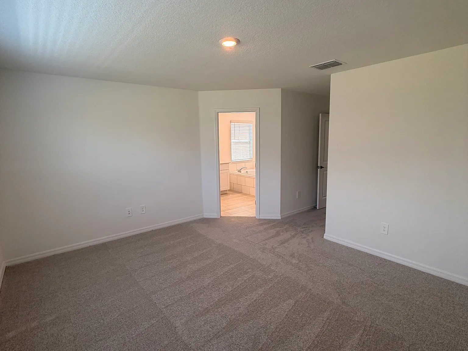 4 bed, 3.5 bath, 2404 sqft, $2,950 — Photo 3